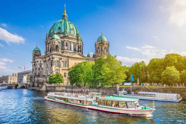 https://darulimantravel.com/wp-content/uploads/2018/09/destination-berlin-02-640x427.jpg