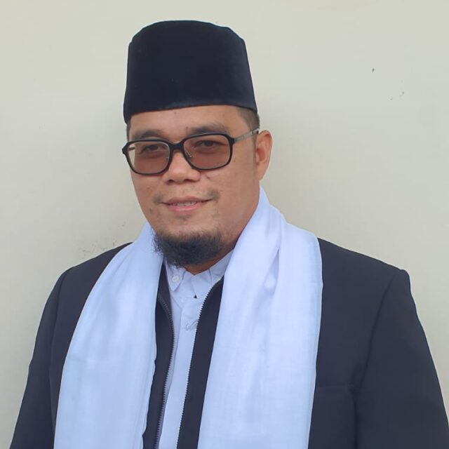 Dr. H. Maulana Andi Surya, Lc. MA. https://darulimantravel.com/wp-content/uploads/2023/01/Dr.-H.-Maulana-Andi-Surya-Lc.-MA.-640x640.jpeg